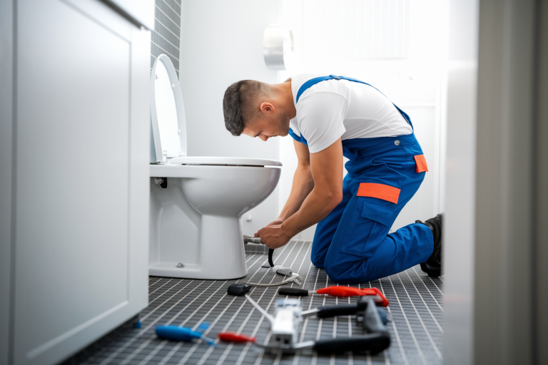 Tarif Plombier WC Bouché : Prix et Solutions de Débouchage
