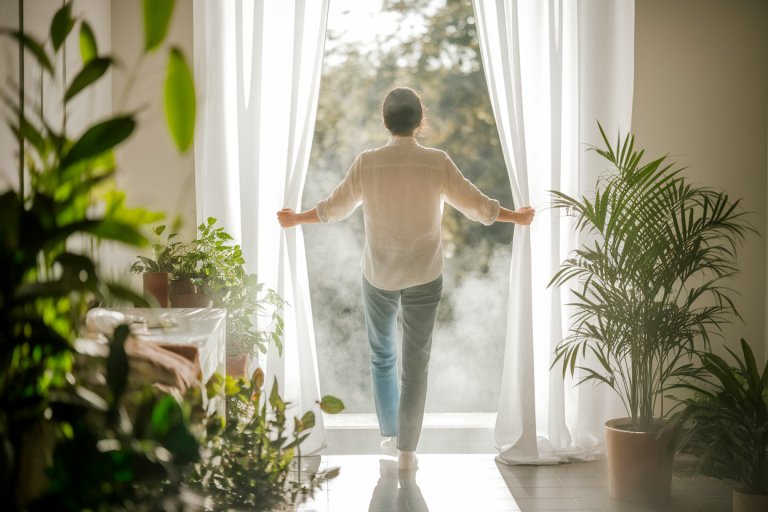 Comment enlever odeur de moisi dans une chambre : 6 astuces efficaces