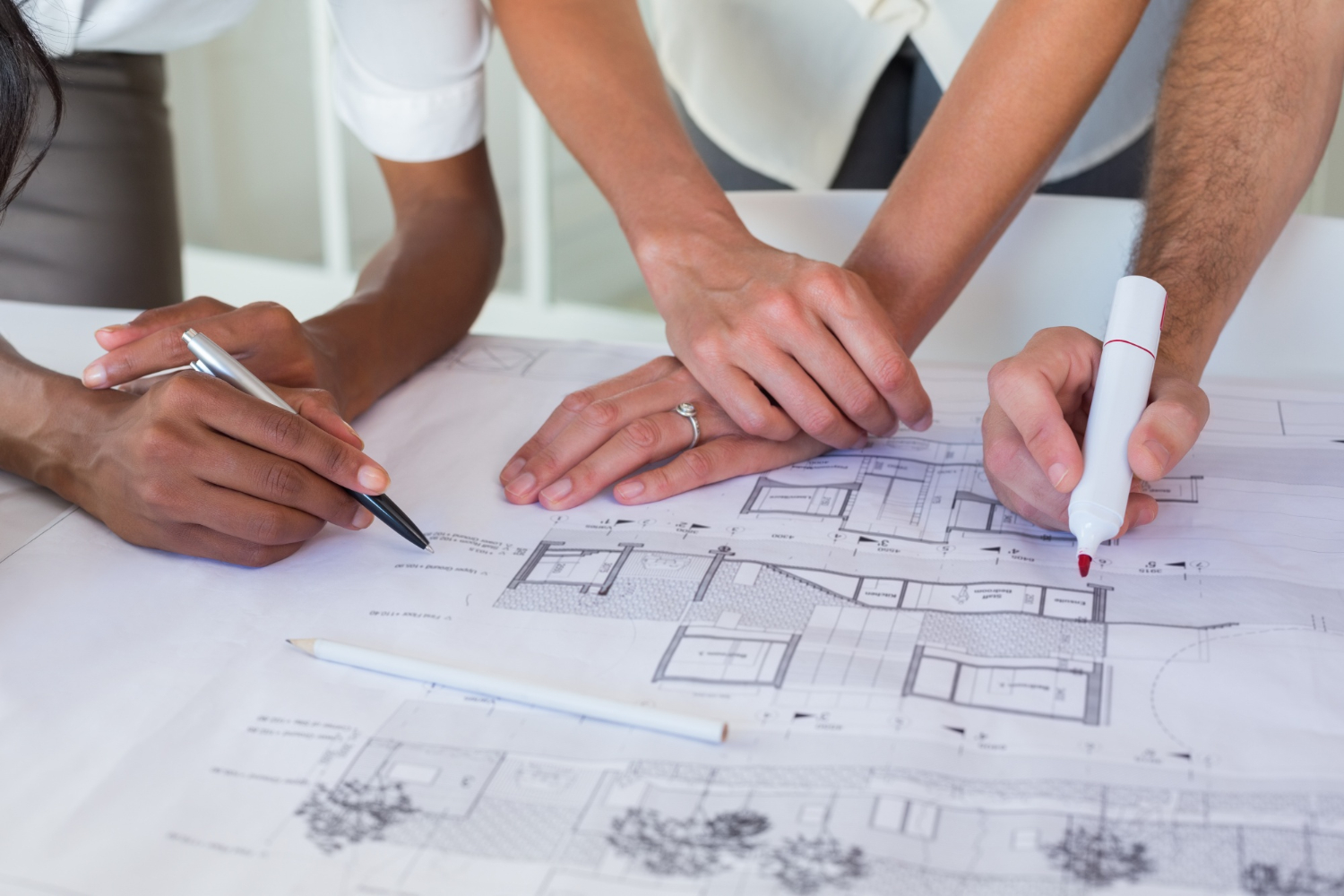 Les architectes s'appuyant sur les plans d'une maison