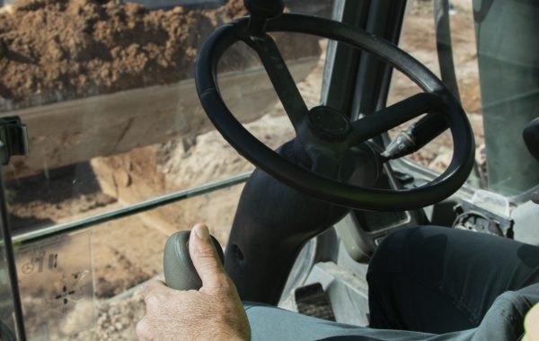 Mini-pelle compacte : pourquoi est-elle incontournable sur les chantiers ?