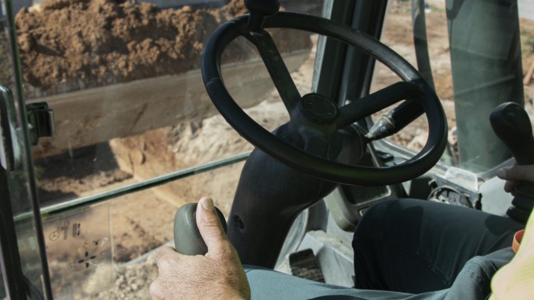 Mini-pelle compacte : pourquoi est-elle incontournable sur les chantiers ?