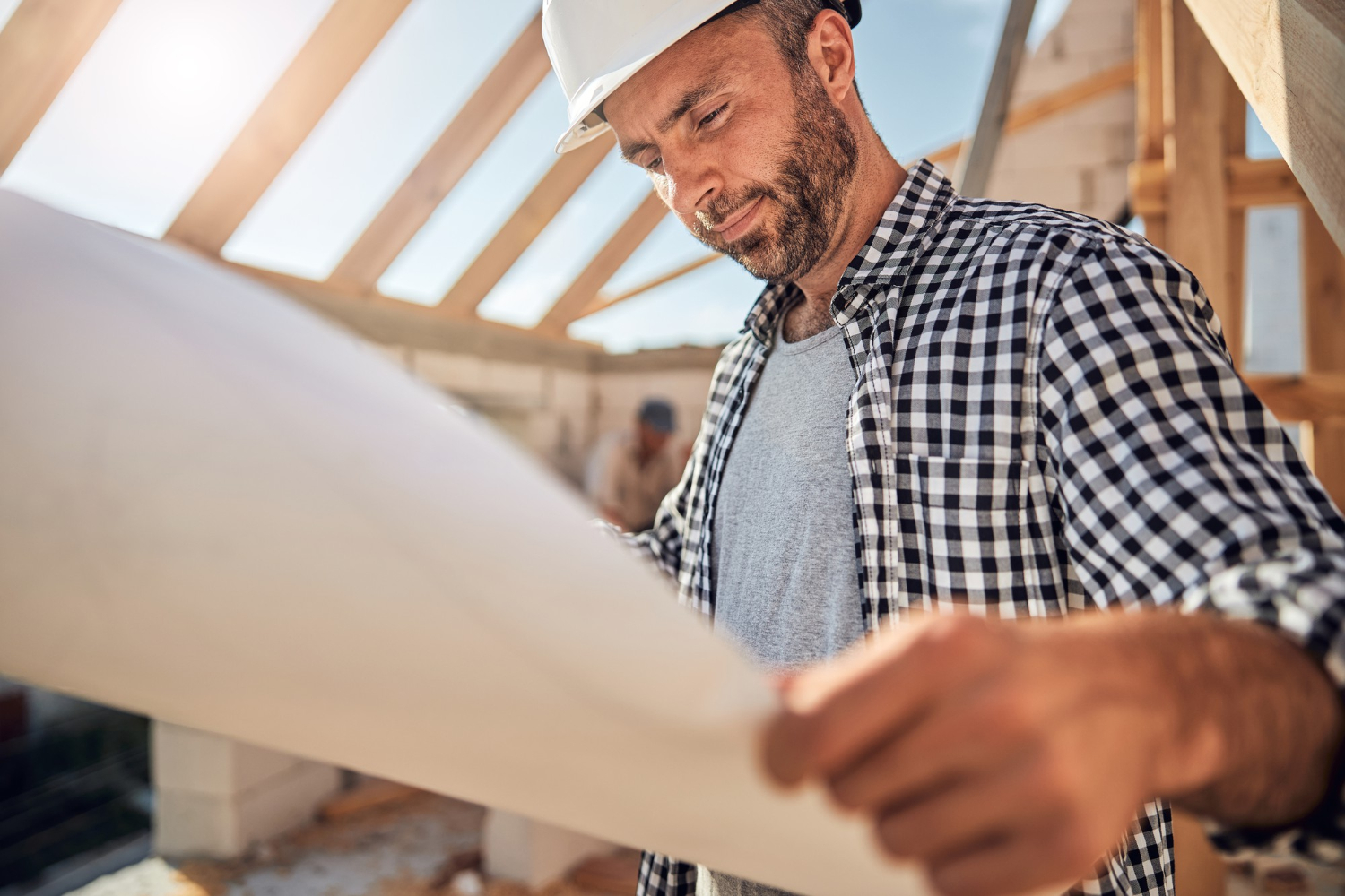 Architecte professionnel focalisé regardant le modèle
